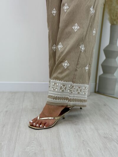 Mono etnia taupe