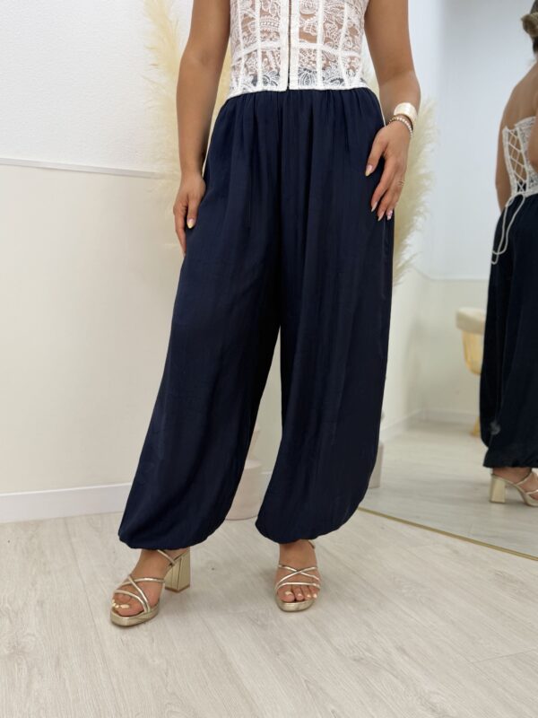 Pantalón bombacho floral azul marino - Imagen 2