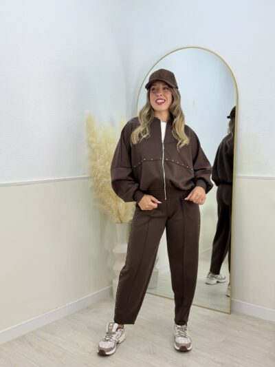 Conjunto deportivo tachas